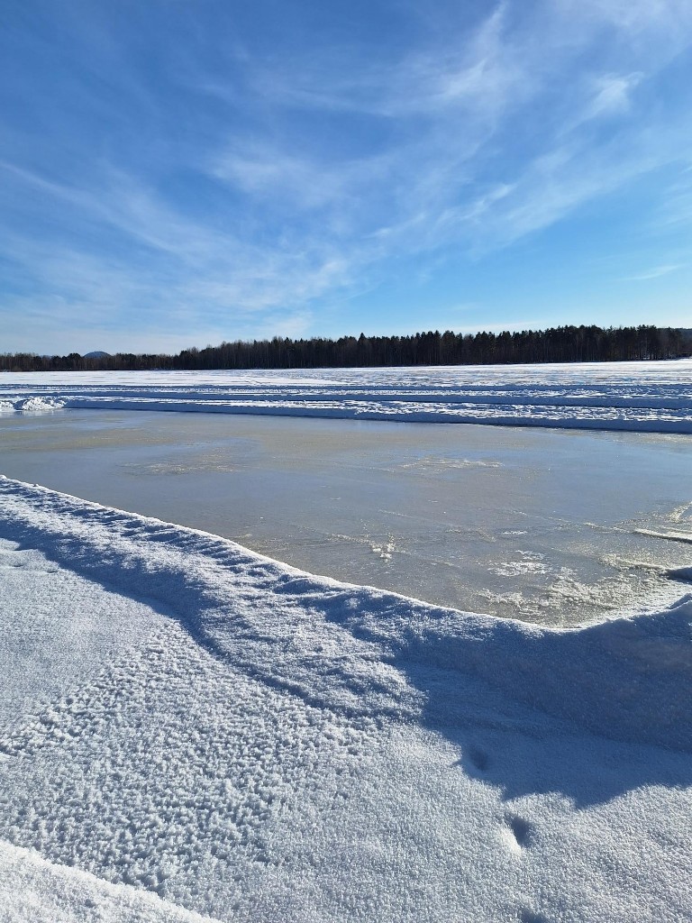Här syns en liten upplogad yta för skridskoåkning i närheten av Jonsparken