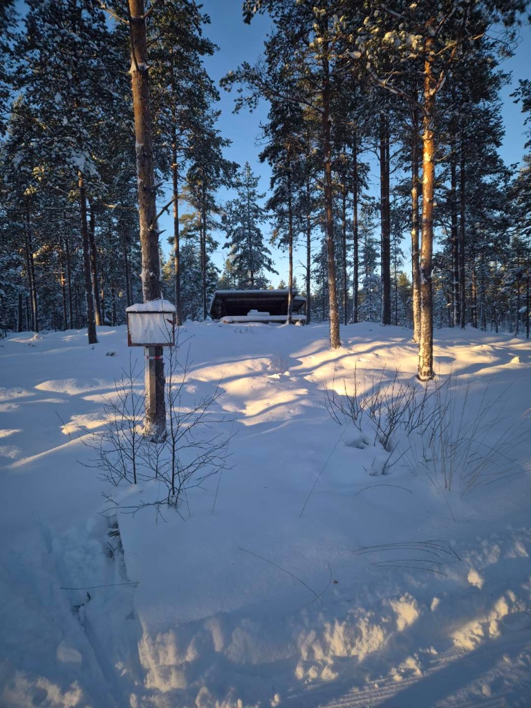 Vindskydd med grillplats cirka 3km från starten.