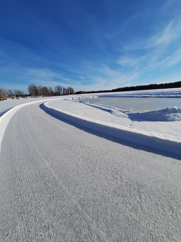 Vid goda väderförhållanden kan ett promenadstråk plogas upp under vintern. 